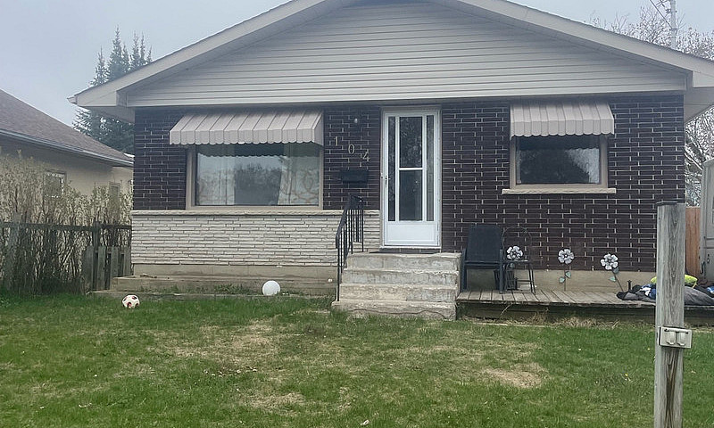 House For Sale In De...