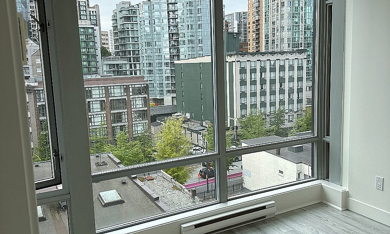 1-Bedroom + Den In Y...