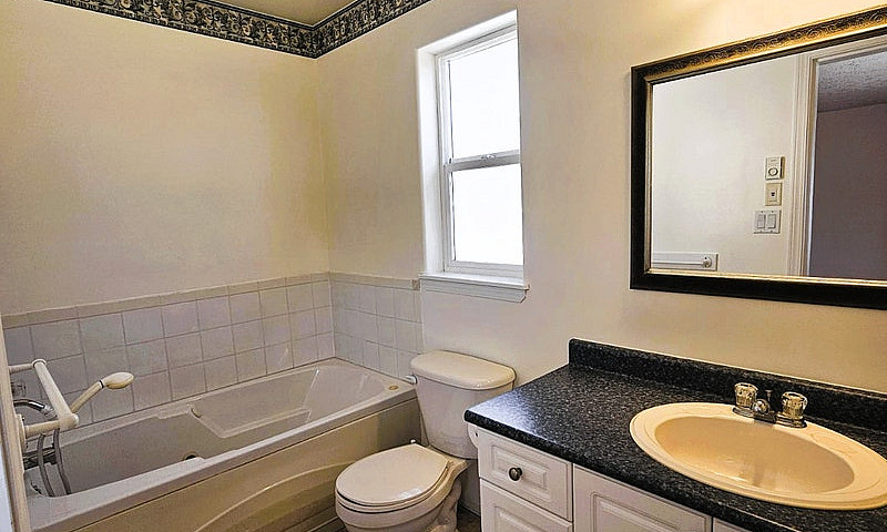 Spacious Upper 3 Bed...