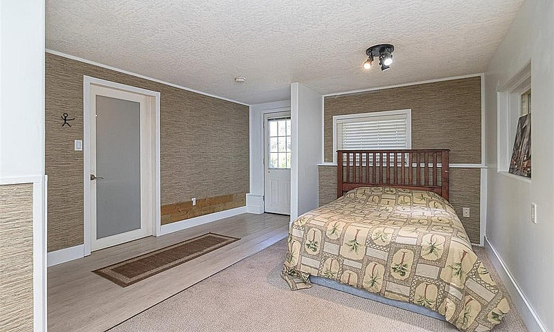 Spacious & Bright 1-...