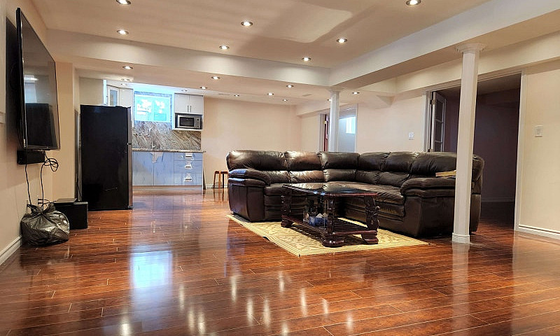Bright 2-Bedroom Bas...