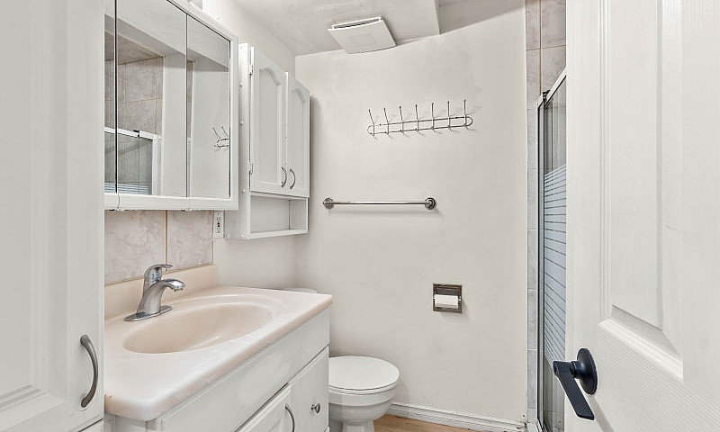 3 Bedroom Basement S...