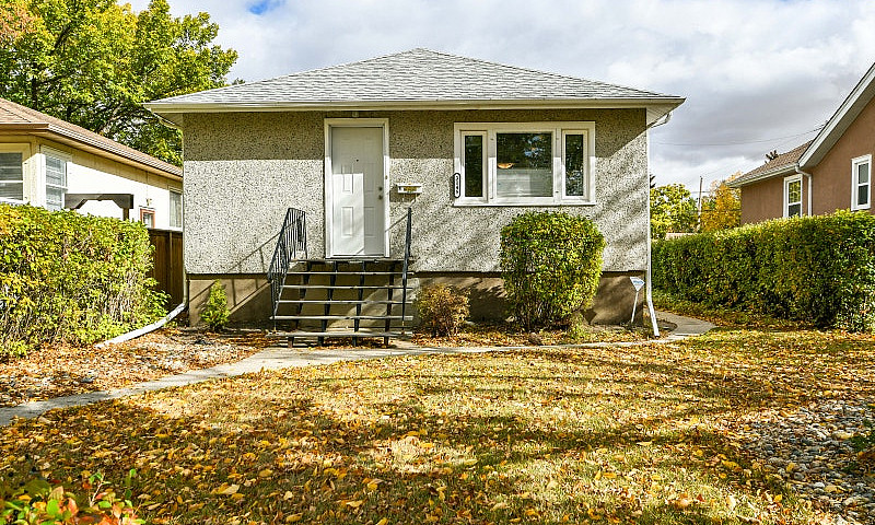 3 Bedroom + Den Hous...