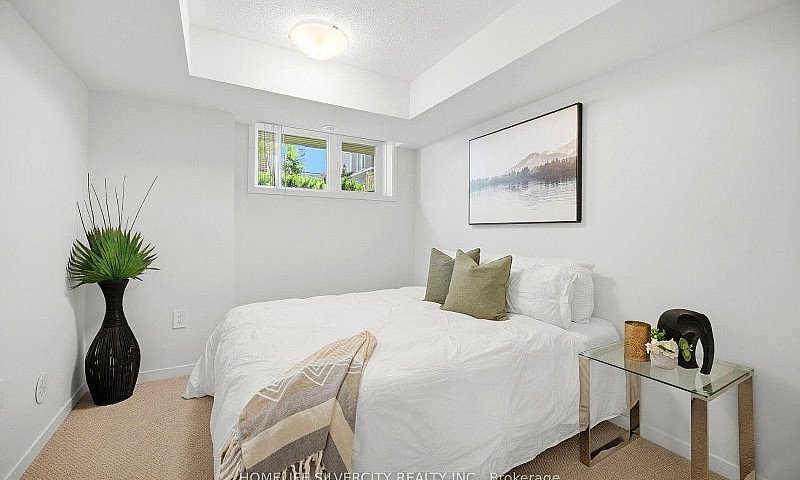Vaughan End Unit Hom...
