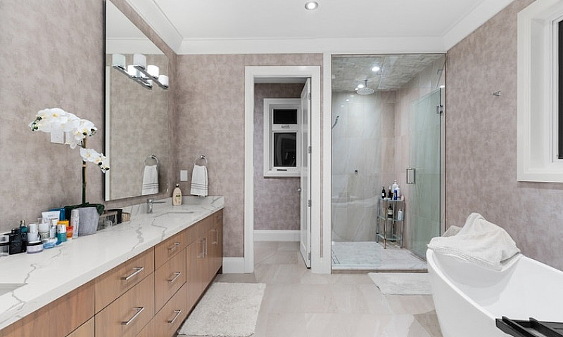 Beautiful Newer Hous...