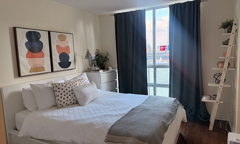 Luxury 1-Bed + Den C...
