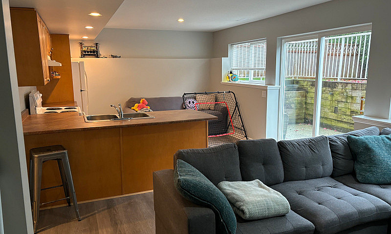 Bright & Spacious Ba...