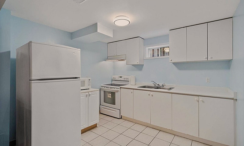 Bright 2-Bedroom Bas...
