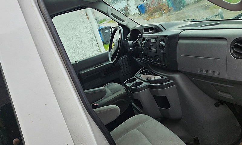 Ford E-250 Econoline...
