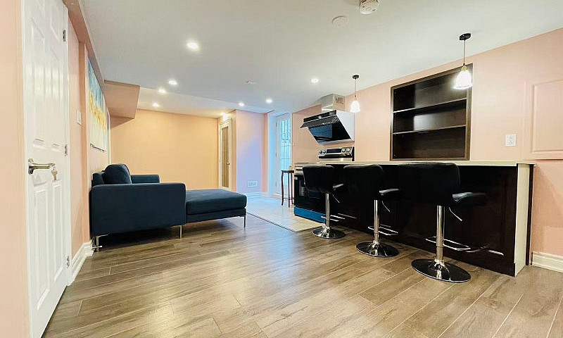 Bright 2-Bedroom Bas...