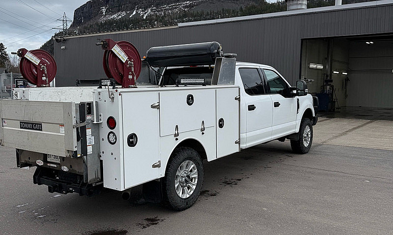 2019 F350 4X4 Servic...