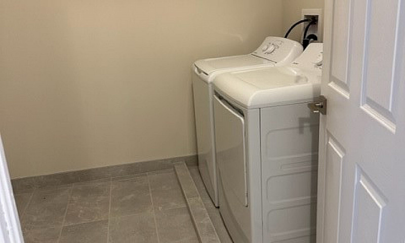 Beautiful 2 Bed, 2 B...