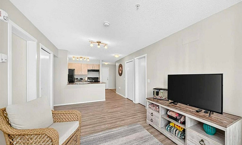 Modern 2 Bed + Den C...