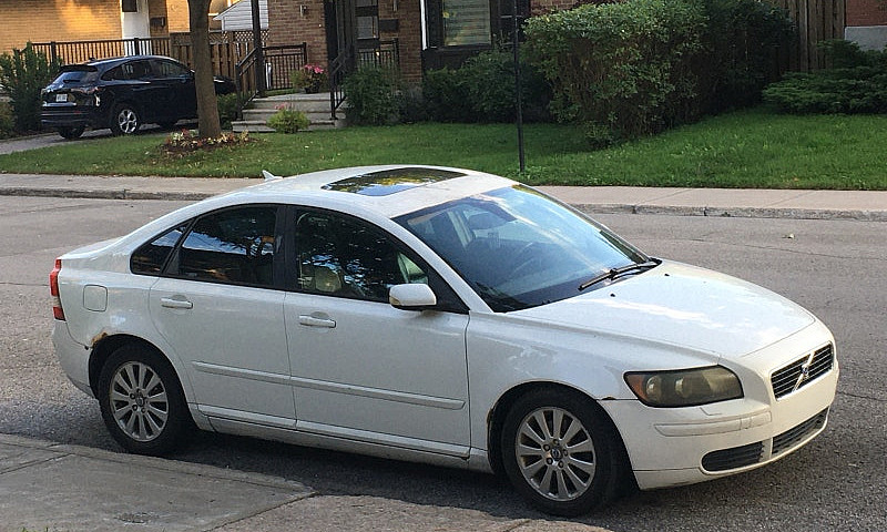  White Volvo S40 200...