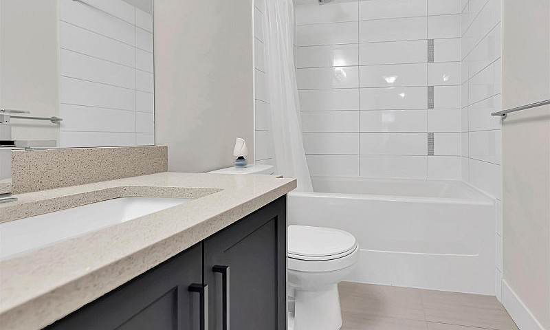 Modern 2 Bed Condo I...