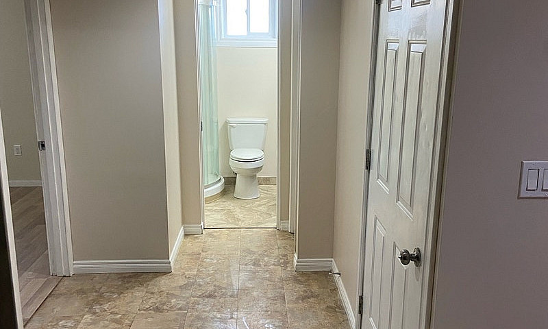 Basement Suite For R...