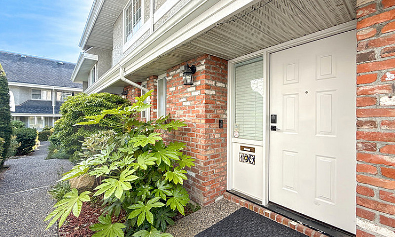 3 Bedrooms ,2.5 Bath...