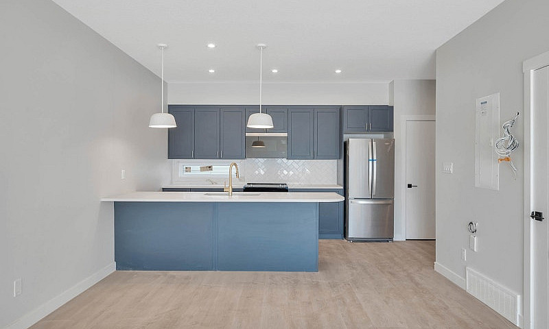 Stunning 3 Bedroom 2...