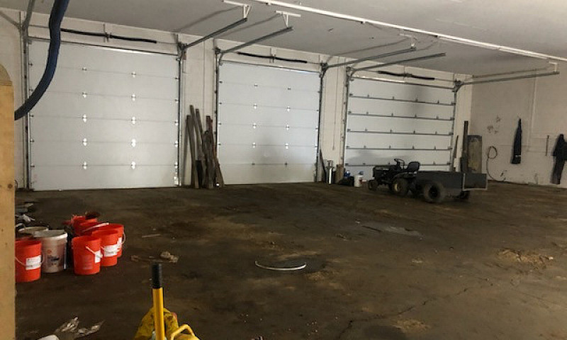 5 Bay Shop On 5 Acre...