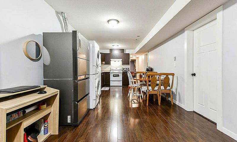 Spacious & Bright Ba...