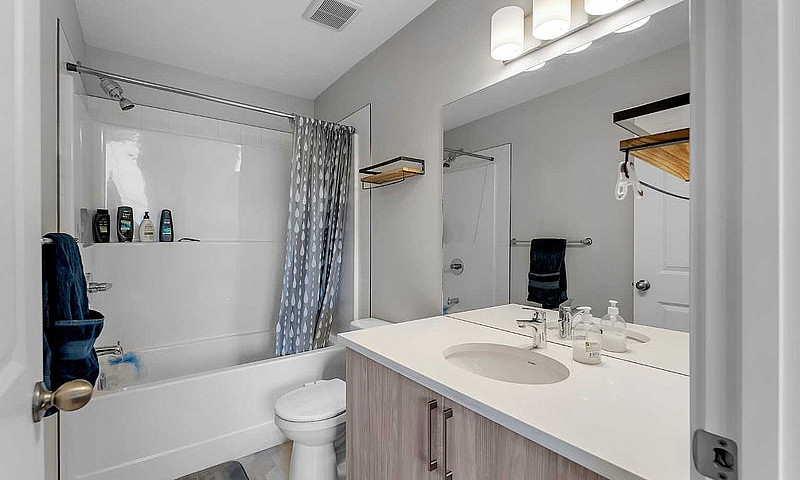 Modern 3-Bedroom Tow...