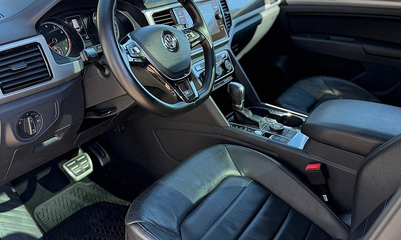 Volkswagen Atlas R-L...
