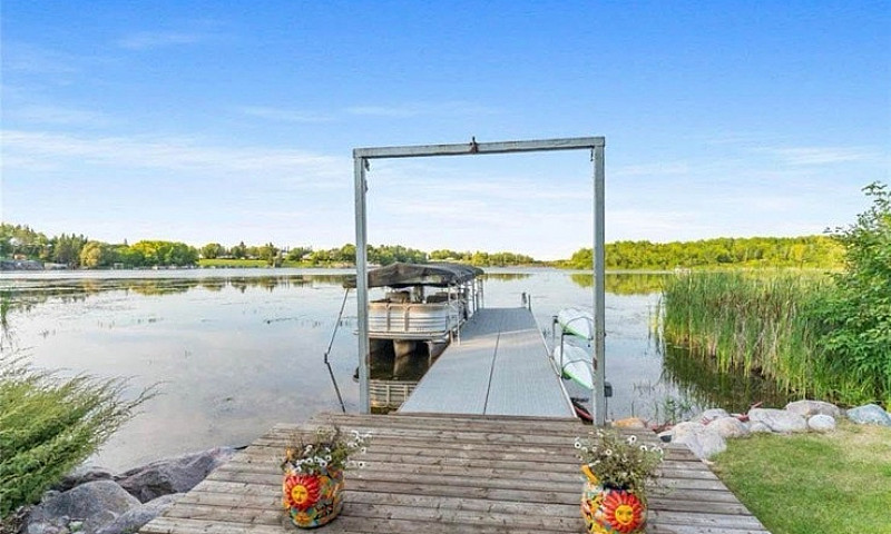 Luxury Waterfront Dr...