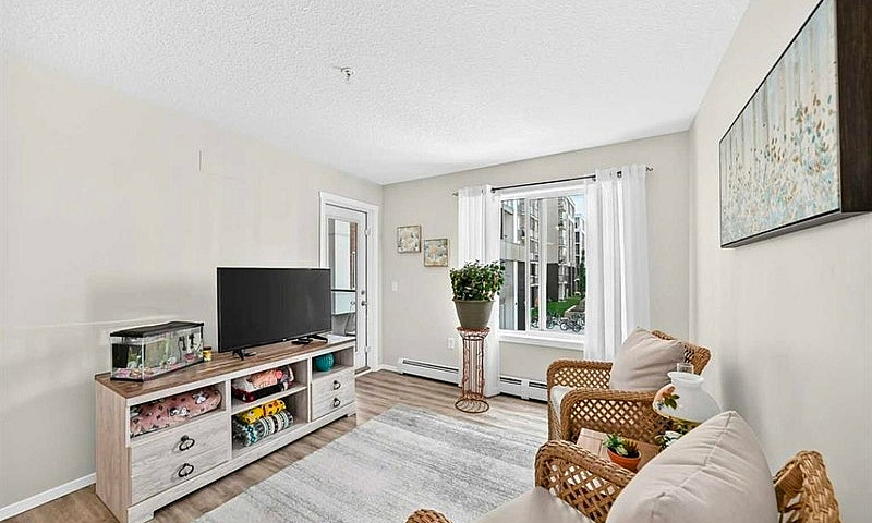 Modern 2 Bed + Den C...
