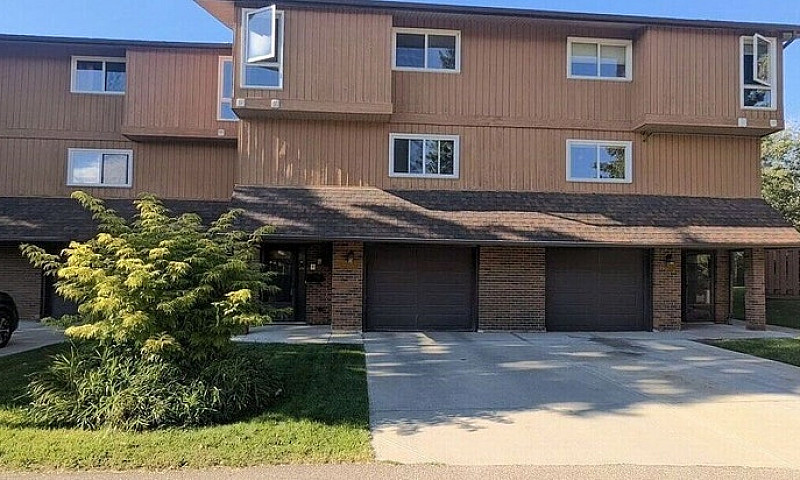 3Bdrm 1410Sq Triplex...