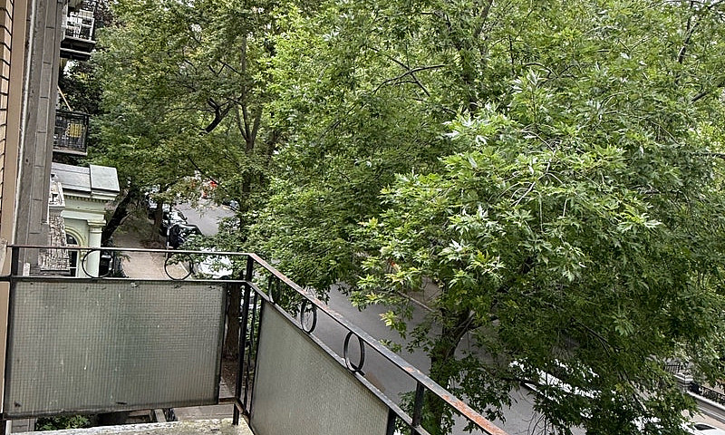 1 &1/2 Studio Apartm...