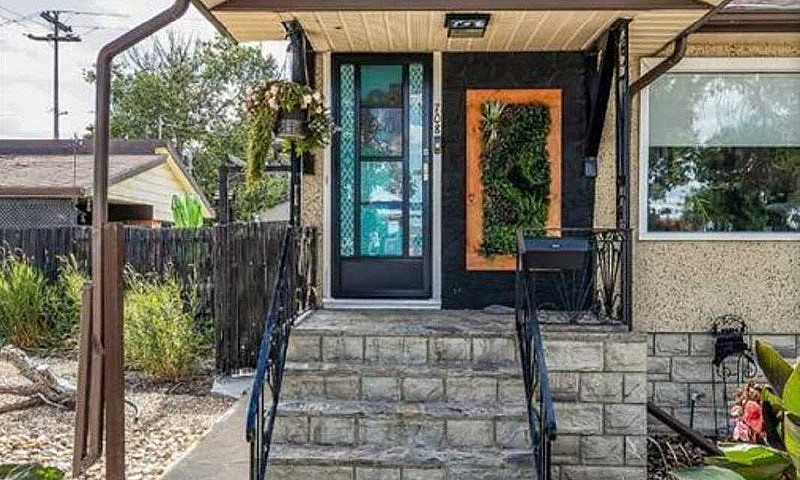 House For Sale - Gar...