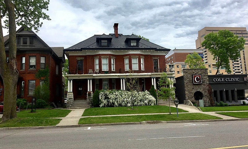 Spacious 2-Bedroom +...