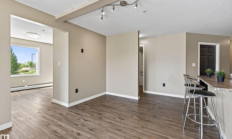 Bright 2 Bed + Den C...