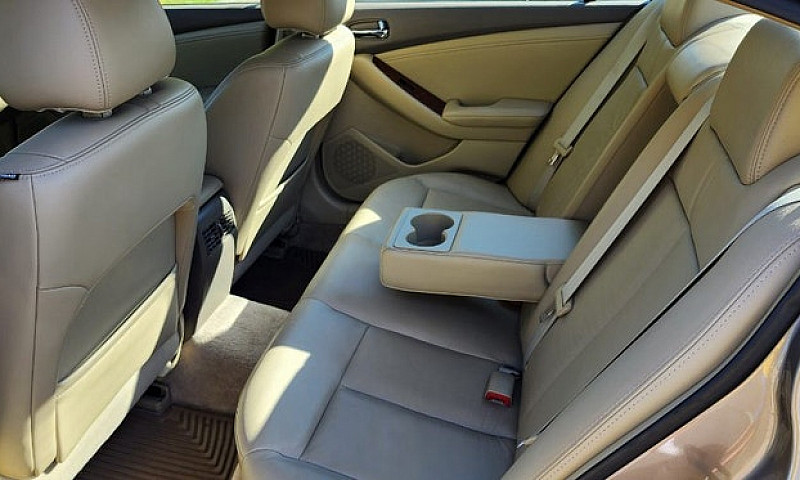  Nissan Altima 2008...