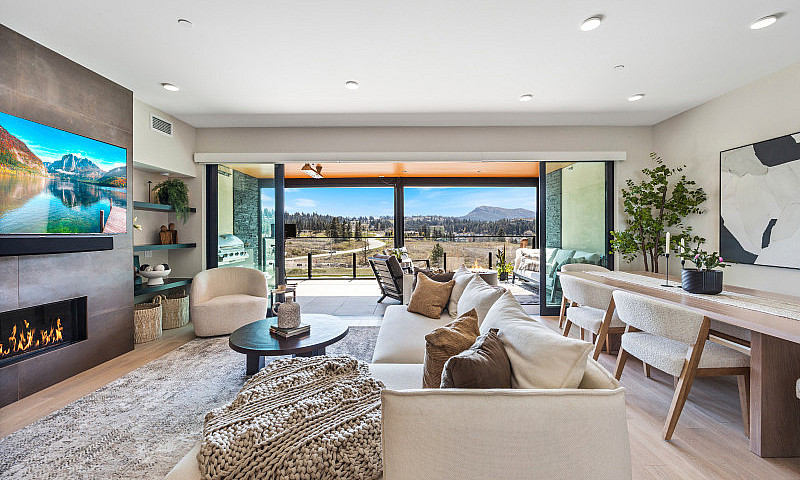 Exquisite Condo Livi...