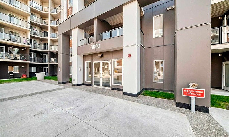 Modern 2 Bed + Den C...
