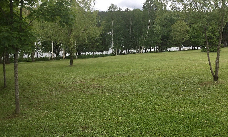 Terrain Au Bord De L...