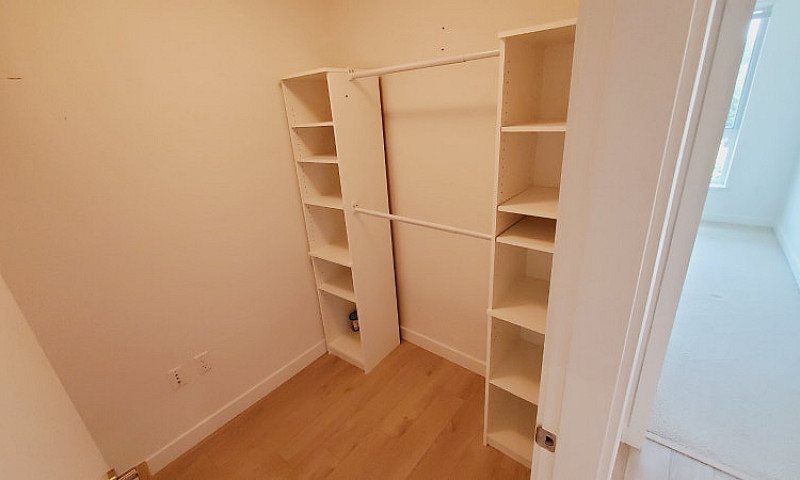 Spacious Modern 1 Be...