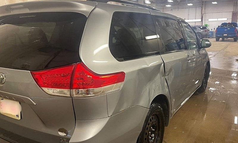 2011 Toyota Sienna L...
