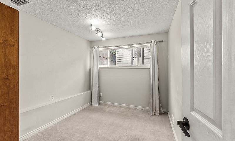 3 Bedroom Basement S...