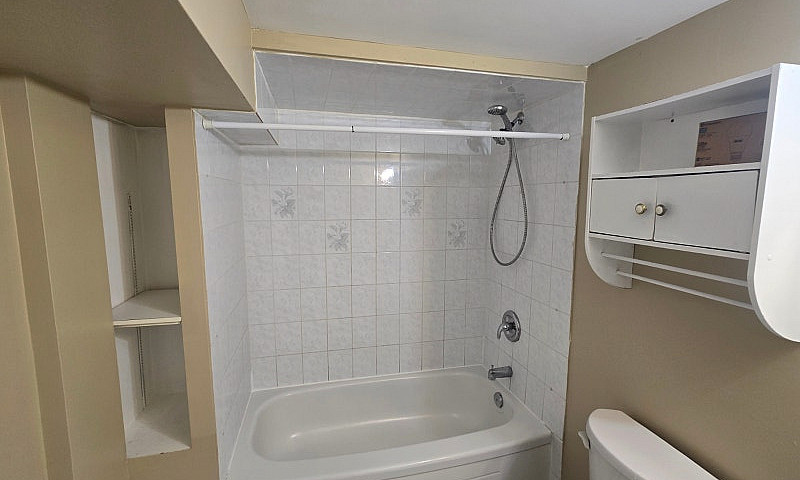 Freshly Renovated Ba...
