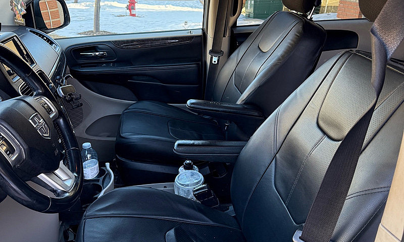 2011 Dodge Grand Car...