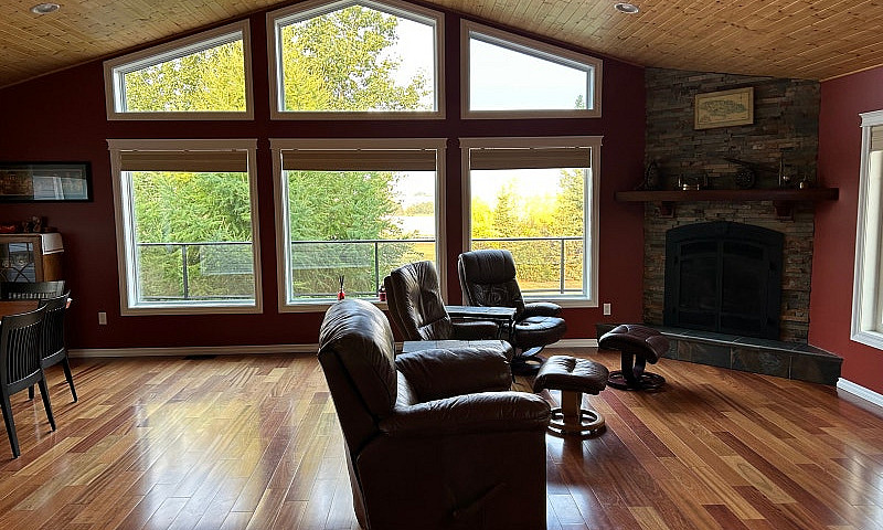 Farm House On 14+ Ac...