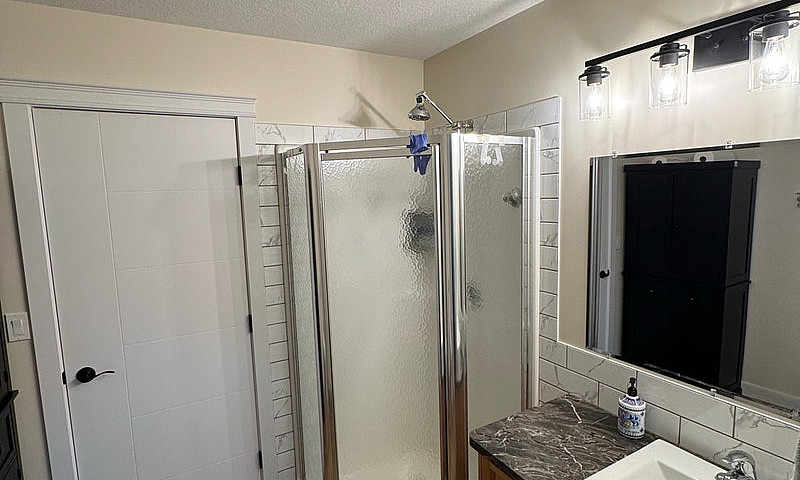 Lakefront 3 Bed 2 Ba...