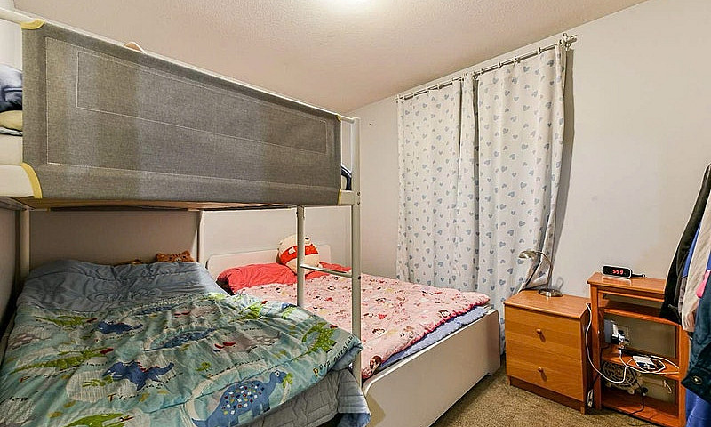 Spacious & Bright Ba...