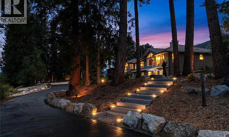 Luxury Lakefront Hom...
