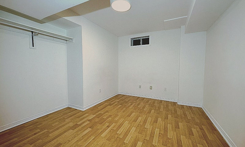Bright 2-Bedroom Bas...