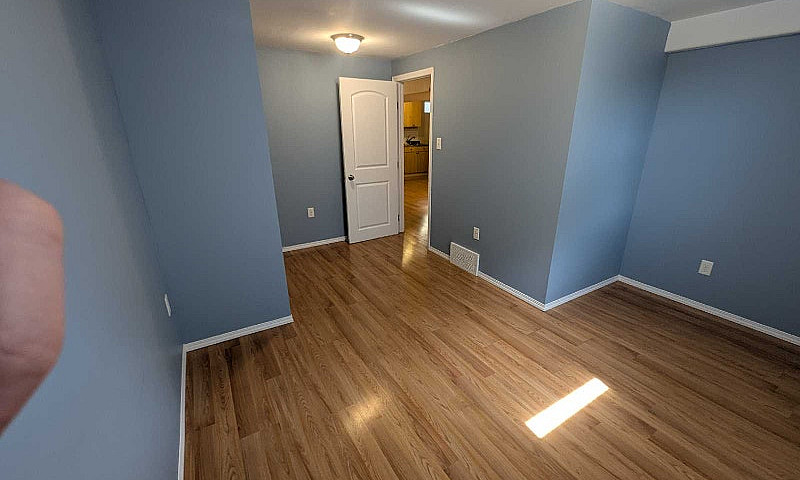 Basement Suite W/ Ut...