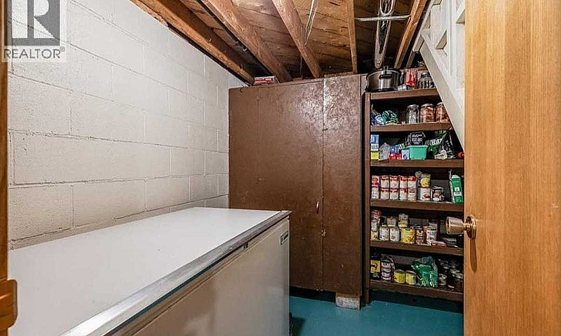 House For Sale - Gar...
