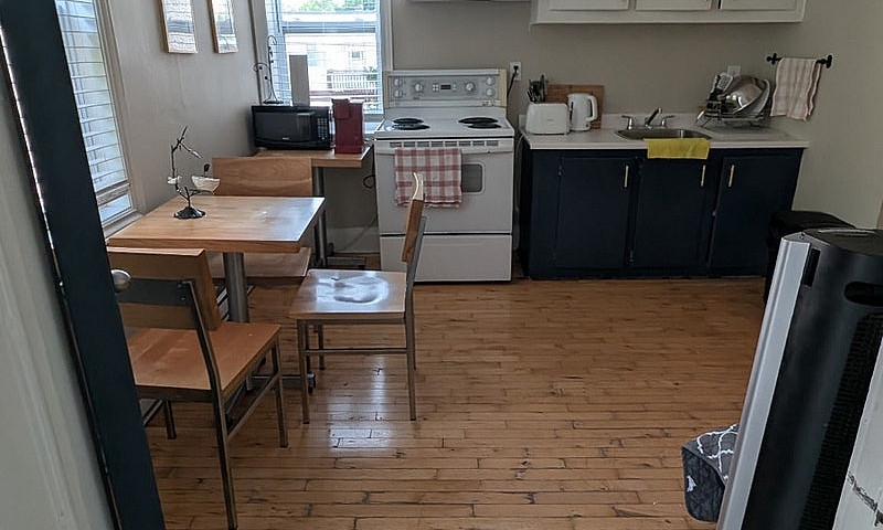 Small Apartment, 10 ...